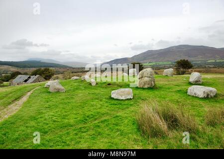 Machrie Moor preistorici circoli di pietra. Isola di Arran, Scozia. Cerchio 5. Fingal's cauldron sedile granito twin ring. 4000+anni Foto Stock