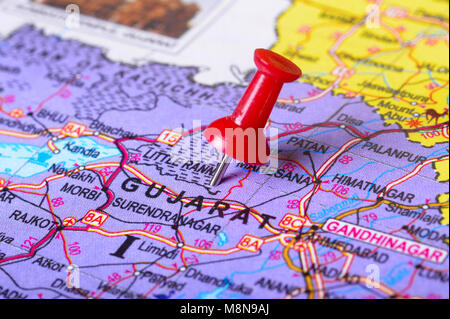 Vista ravvicinata della puntina rivolta verso il Gujarat su una mappa dell'India Foto Stock