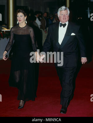 Washington, DC, Stati Uniti d'America, 5 dicembre 1993 il senatore Edward (Ted Kennedy e sua moglie Victoria Reggie arrivo presso il Kennedy Center per le Arti Perfoming durante l annuale Kennedy Center Honors Program. Credito: Mark Reinstein/MediaPunch Foto Stock