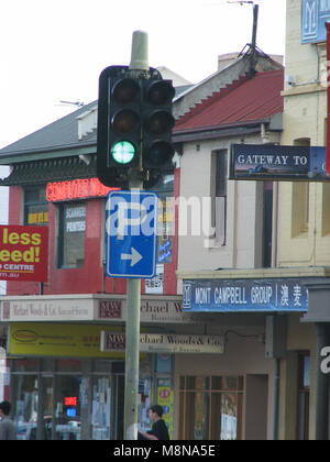 SEMAFORO VERDE E VARIE INDICAZIONI, TRA CUI UN CARTELLO DI PARCHEGGIO NELL'AREA INTERNA DEL CBD DI SYDNEY. NUOVO GALLES DEL SUD, AUSTRALIA. Foto Stock