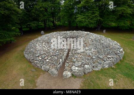 Clava Cairns, Inverness, Scotland. Il passaggio NE grave chambered cairn e il cerchio di pietra. Uno dei numerosi reperti preistorici Età del Bronzo cairns su questo sito Foto Stock