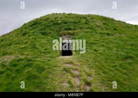 Cuween Hill prehistoric chambered cairn neolitico tomba comunale. Isole Orcadi, Scozia. Passaggio di entrata. 5000 anni