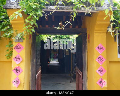 Hoi An, Vietnam - MARZO 18, 2018: Bella vintage stile antico cancello di un coffee shop con Felice Anno Nuovo segni in vietnamita in Hoi An Vietnam Foto Stock