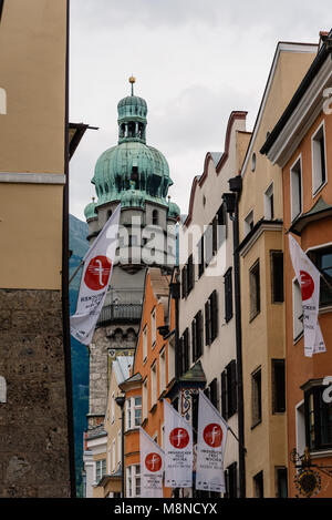 Innsbruck, Austria - 9 Agosto 2017: basso angolo di vista Stadtturm o torre di città e di vecchi edifici nella città vecchia di Innsbruck Foto Stock