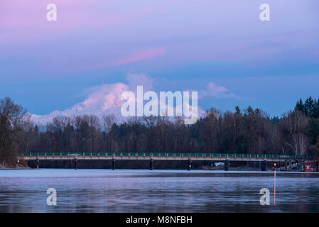 Mount Baker, nello stato di Washington, al tramonto dalla parte inferiore del fiume Frasier in Fort Langley, British Columbia. Foto Stock