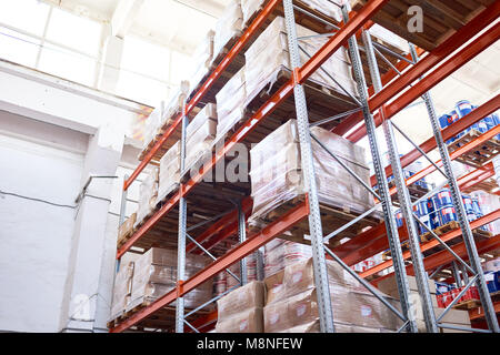 Basso angolo vista in alto gli shelf di storage con merci imballate in magazzino, sfondo con spazio di copia Foto Stock