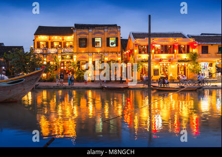 Hoi An Vietnam, vista di notte illuminata di riverside bar e ristoranti nel centro storico quartiere turistico di Hoi An, Vietnam centrale. Foto Stock