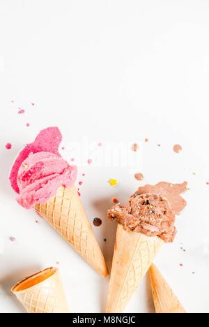 In casa berry e gelato al cioccolato in coni di cialda, il marmo bianco di sfondo spazio copia vista superiore Foto Stock