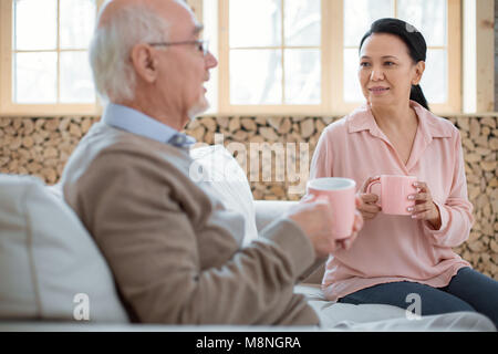 Asian caregiver incoraggiante uomo senior Foto Stock