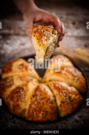 Chiusura del triangolo ciambelle di pane con diversi semi Foto Stock