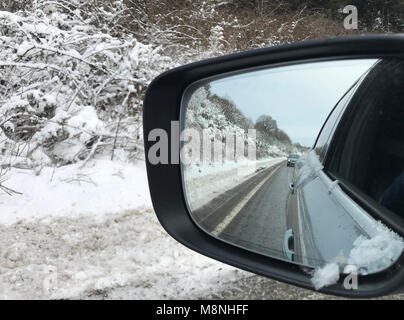 Il traffico si muove lentamente sulla A30 tra Okehampton e Exeter dopo che essa è stata riaperta dalla polizia in seguito per tutta la notte la chiusura causata dalla neve e dal ghiaccio. Foto Stock