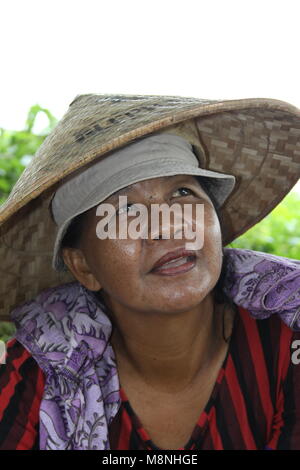 Bella donna che indossa un cappello di paglia Foto Stock
