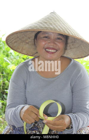 Bella donna che indossa un cappello di paglia Foto Stock