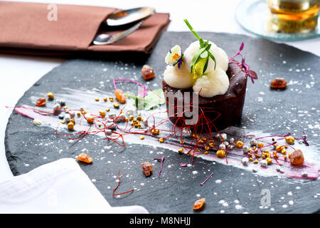 Souffle al cioccolato con cioccolata calda e gelato al mango Foto Stock