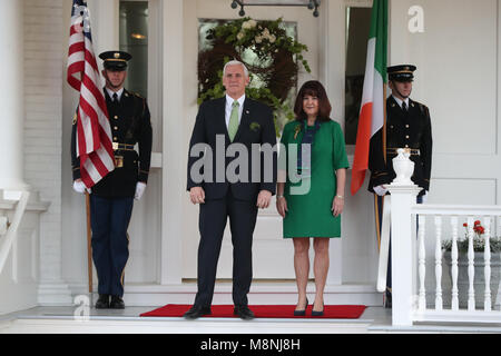 Il Vicepresidente degli Stati Uniti Mike Pence e sua moglie Karen attendere per il Taoiseach Leo Varadkar presso la propria residenza nel lavaggio di DC. Foto Stock