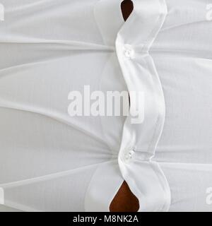Il sovrappeso uomo che indossa una camicia bianca con pulsanti di rigonfiamento. Foto Stock