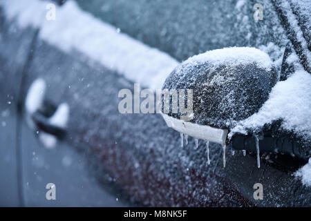 Auto coperto di ghiaccio durante il congelamento fenomeno di pioggia Foto Stock