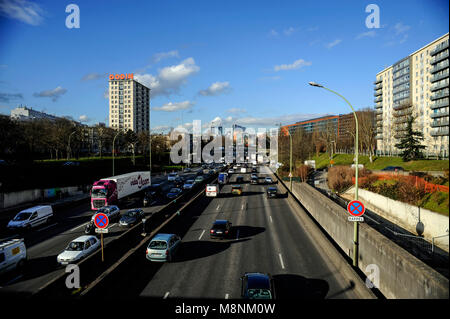 Parigi FRANCIA - PERIPHERIQUE IL TRAFFICO ATTORNO A PARIGI CITY - Livello di inquinamento - limite di velocità - FRANCESE IL TRAFFICO STRADALE - il traffico urbano © Frédéric BEAUMONT Foto Stock