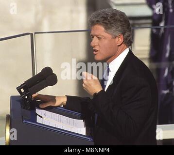 Washington DC., USA, 20 gennaio 1993. Capital Hill William Clinton offre il suo discorso inaugurale dopo essere stato prestato giuramento come il quarantaduesimo Presidente degli Stati Uniti. Credito: Mark Reinstein/MediaPunch Foto Stock