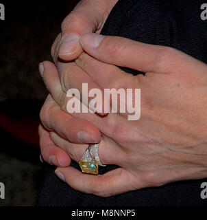 Washington DC., USA, dicembre 15, 2006 Sylvester Stallone mantiene la sua moglie Jennifer Flavin la mano (con la grande diamante giallo anello) al caso in cui egli dona il pugilato cimeli dal "Rocky" i filmati per lo Smithsonian, il museo di storia americana. Per la mostra ''tesori del Smithsonian' Credit: Mark Reinstein/MediaPunch Foto Stock