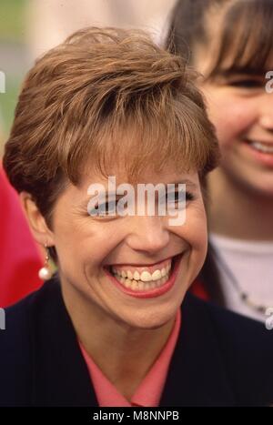 Washington DC., Stati Uniti d'America, 28 aprile 1992 Katie Couric sorrisi come parla con ventole in caso di Washington DC. Credito: Mark Reinstein/MediaPunch Foto Stock
