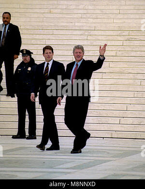 Washington, DC.,USA, dicembre 8, 1992 President-Elect William Jefferson Clinton e il Vicepresidente eletto Albert Gore Jr a piedi verso il basso la parte anteriore passi della Corte suprema degli Stati Uniti dopo il loro incontro con i membri della Corte. Questo è un tradizionale incontro che avviene prima della cerimonia di giuramento del neo eletto Presidente e vicepresidente il mese successivo il 20 gennaio. Credito: Mark Reinstein/MediaPunch Foto Stock