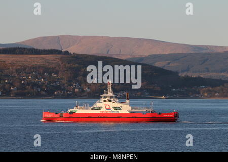 Il traghetto per trasporto auto e passeggeri MV Suono di Soay, azionato mediante Western Ferries sul Firth of Clyde, tra Gourock e Dunoon. Foto Stock