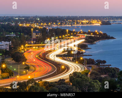 Traffico di sera lungo l autostrada Kwinana accanto al Fiume Swan a Perth, Western Australia. Foto Stock