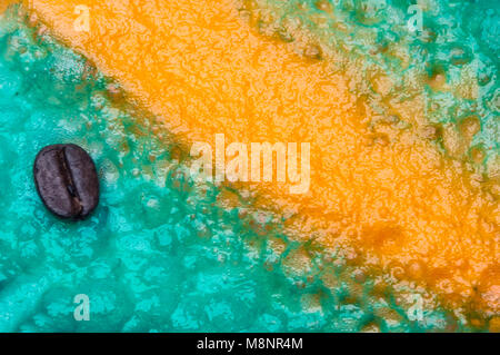 Chicco di caffè su sfondo blu con giallo scratch. Foto Stock