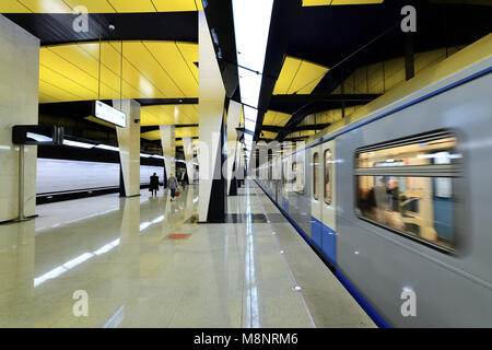 Mosca, Russia - marzo 17. 2018. Il treno sulla nuova stazione della metropolitana Shelepiha Foto Stock