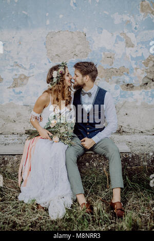 Bella Sposa e lo sposo di fronte all antica casa squallido. Foto Stock