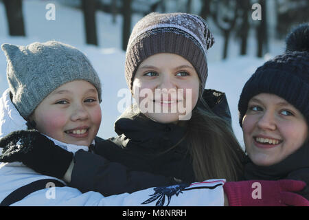 Ritratto di tre ragazze adolescenti indossando cappelli invernali in inverno al di fuori Foto Stock