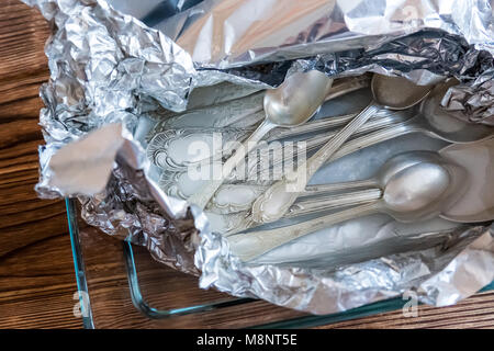 Cucchiai e forchette Melchior in lamina. Per pulire le posate a casa Foto Stock