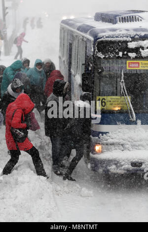 Petropavlovsk Città: inverno la vita in città durante il pesante inverno blizzard (tempesta di neve) - imbarco passeggeri presso la fermata degli autobus per i trasporti - commerciale della città in autobus Foto Stock