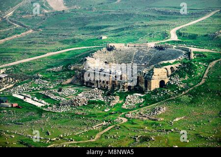 Greca antica città romana di Hierapolis a Pamukkale, Denizli, Turchia. Vista aerea del Teatro Romano Foto Stock