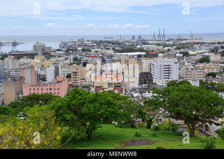 Il 10 gennaio 2018, Mauritius, Port Louis: vista dal Forte di Adelaide, builtin 1840, attraverso Port Louis, la capitale dell'isola repubblica di Maurizio nell'Oceano Indiano. Circa 160.000 persone vivono a Port Louis. Maurizio è stato indipendente dal 1968 ed è entrato a far parte del Commonwealth. | Utilizzo di tutto il mondo Foto Stock