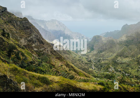 Splendida vista panoramica di una fertile valle di Paolo. Agricoltura terrazze in verticale i lati della valle, le cime frastagliate e motion nubi all orizzonte Foto Stock