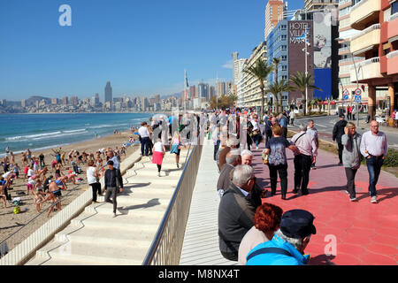 Benidorm, Spagna. Marzo 09, 2018. Per i turisti e la gente del posto si mescolano sul lungomare e di esercitare sulla spiaggia di Poniente di Benidorm in Costa Blanca i Foto Stock