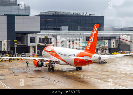 Guardare fuori dalla finestra di piano come i taxi a Gatwick airport su un volo la mattina presto a Las Vegas. Foto Stock