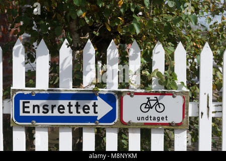 Cartelli stradali "ensrettet' o one-way-street, un modo roa e 'udtaget' fatta eccezione per le bici, Nordby, isola del Mare del Nord di Fanoe, nello Jutland, Danimarca e Scandinavia Foto Stock