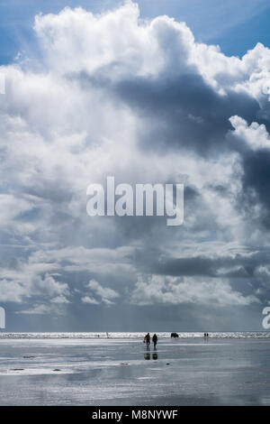 Gente che cammina sulla terra di mare con la bassa marea, il Wadden sae,mare del Nord, Rindby Strand sull isola Fanoe, nello Jutland, Danimarca e Scandinavia Foto Stock