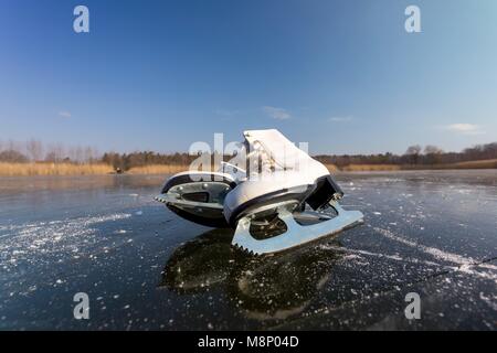 Illustrazione del pattinaggio su ghiaccio, pattini giacciono sul ghiaccio di un lago in Proschim (Brandeburgo), 03 Marzo 2018 | Utilizzo di tutto il mondo Foto Stock