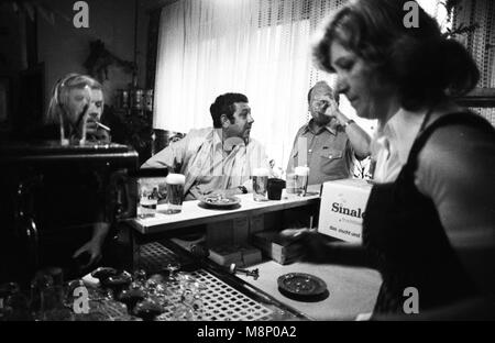 La vita quotidiana in un pub a Dortmund il 20 giugno 1977. | Utilizzo di tutto il mondo Foto Stock