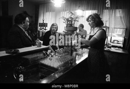 La vita quotidiana in un pub a Dortmund il 20 giugno 1977. | Utilizzo di tutto il mondo Foto Stock