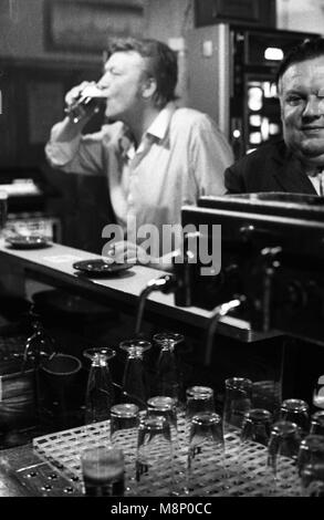 La vita quotidiana in un pub a Dortmund il 20 giugno 1977. | Utilizzo di tutto il mondo Foto Stock