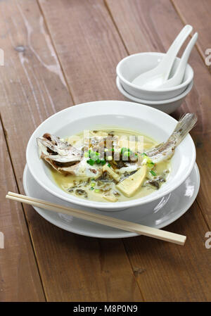 Giallo corvinas zuppa di pesce con conserve vegetali di neve, cucina cinese Foto Stock