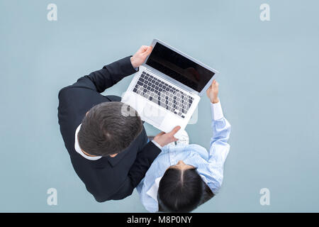 I giovani in piedi vista dall'alto il concetto di business notebook di contenimento Foto Stock