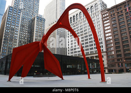 Il 1974 stabile scultura "Flamingo" da Alexander Calder nel Kluczynski Edificio Federale Plaza su Chicago's Dearborn Street. Foto Stock