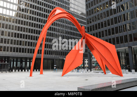 Il 1974 stabile scultura "Flamingo" da Alexander Calder nel Kluczynski Edificio Federale Plaza su Chicago's Dearborn Street. Foto Stock
