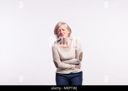 Studio ritratto di una donna senior nel dolore. Foto Stock